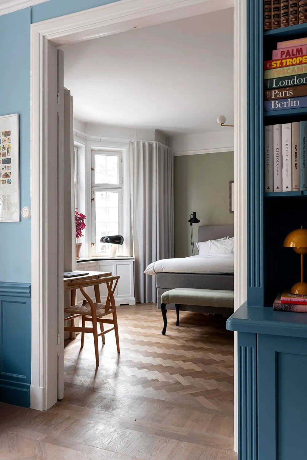 Синяя гостиная и нотки английского стиля: квартира в Стокгольме (83 кв. м) - Gallery image 11