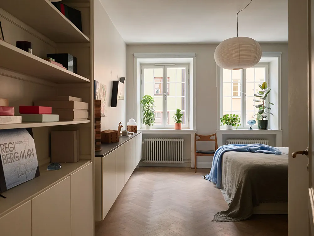 Темна меблі та червоні акценти в дизайні квартири в Стокгольмі (76 кв. м) - Gallery image 15