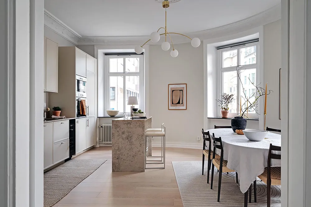 Blauer Decken in Wohnzimmer und stilvolle Details: Ruhiges Interieur in Goteborg (71 qm) - Gallery image 14