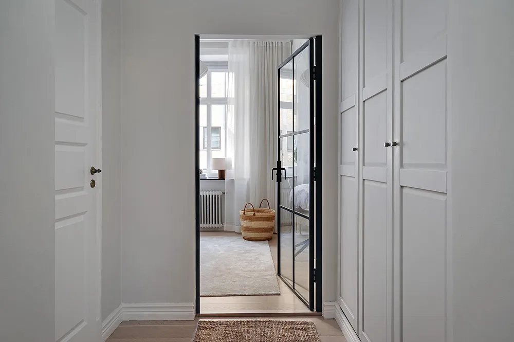 Blauer Decken in Wohnzimmer und stilvolle Details: Ruhiges Interieur in Goteborg (71 qm) - Gallery image 24