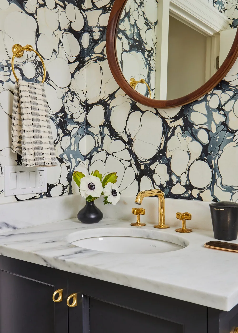 Mélange élégant de noir et blanc : un intérieur beau dans l'État du Connecticut - Gallery image 8