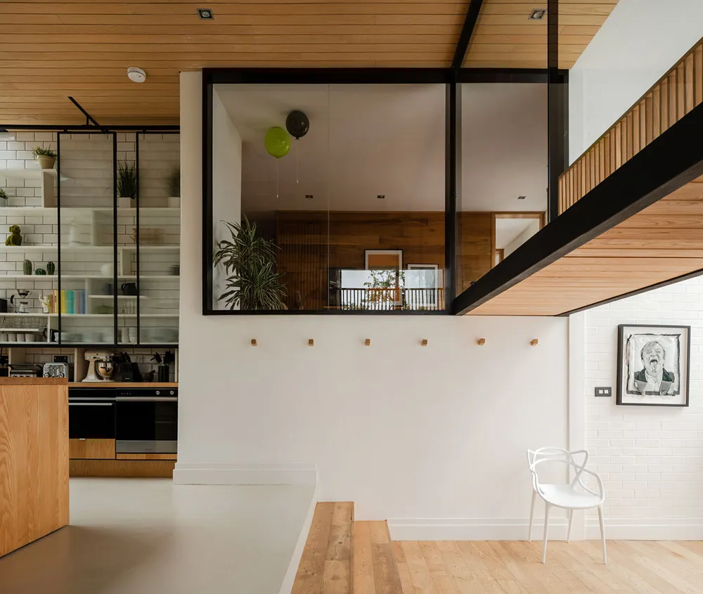 Elemente des Industriestils im Design eines hellen modernen Hauses in England - Gallery image 16