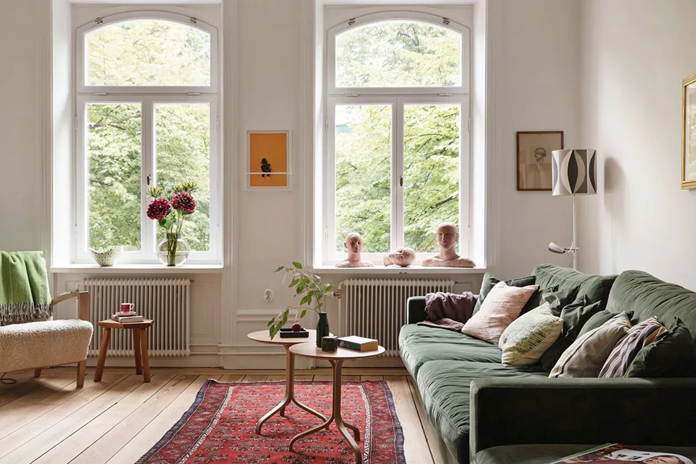 ऊंची छतें, मोल्डिंग्स एवं पुराने ढंग की फर्नीचर: स्टॉकहोम में एक शानदार अपार्टमेंट - Gallery image 3