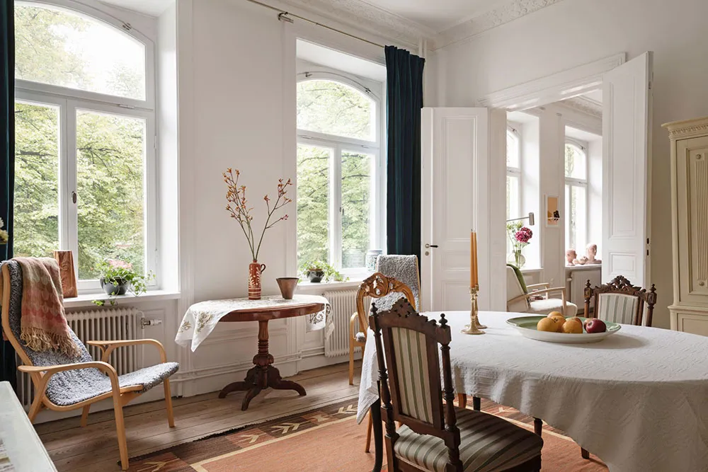 ऊंची छतें, मोल्डिंग्स एवं पुराने ढंग की फर्नीचर: स्टॉकहोम में एक शानदार अपार्टमेंट - Gallery image 6