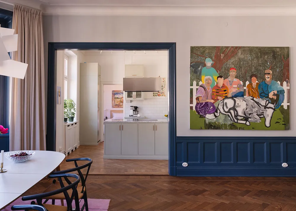 Ефектні стінні панелі та сучасне мистецтво в дизайні квартири в Стокгольмі - Gallery image 9