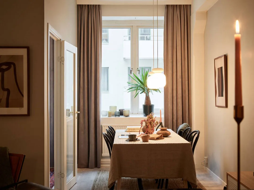 Intérieur scandinave cosy dans une lumière de soirée agréable - Gallery image 12