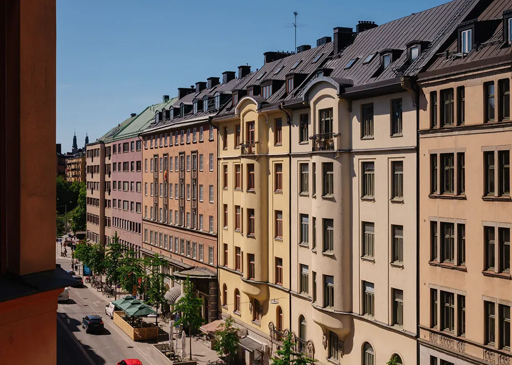 Ефектні стінні панелі та сучасне мистецтво в дизайні квартири в Стокгольмі - Gallery image 4