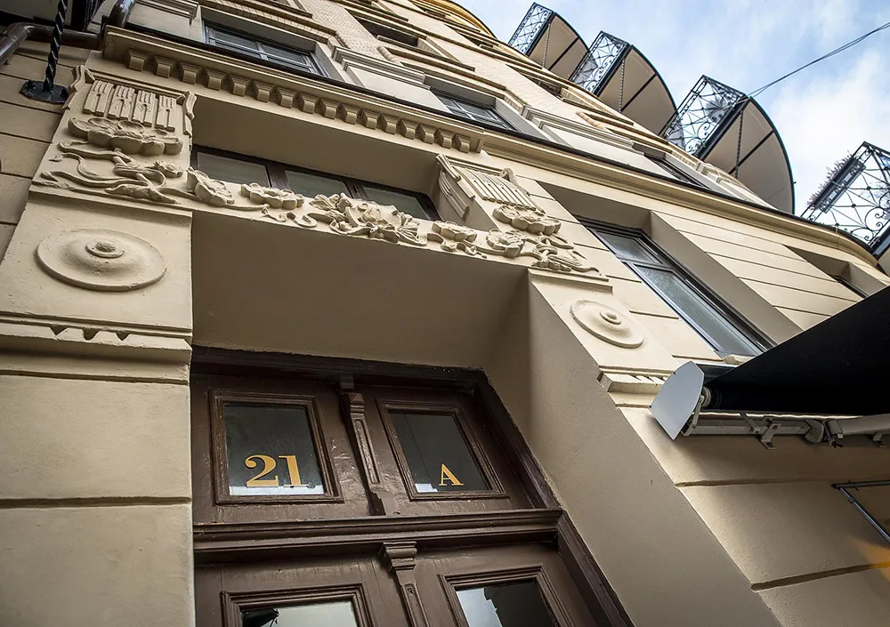 Blauer Decken in Wohnzimmer und stilvolle Details: Ruhiges Interieur in Goteborg (71 qm) - Gallery image 28