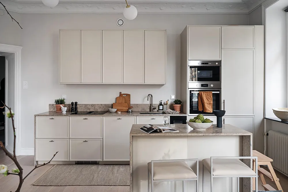 Blauer Decken in Wohnzimmer und stilvolle Details: Ruhiges Interieur in Goteborg (71 qm) - Gallery image 9