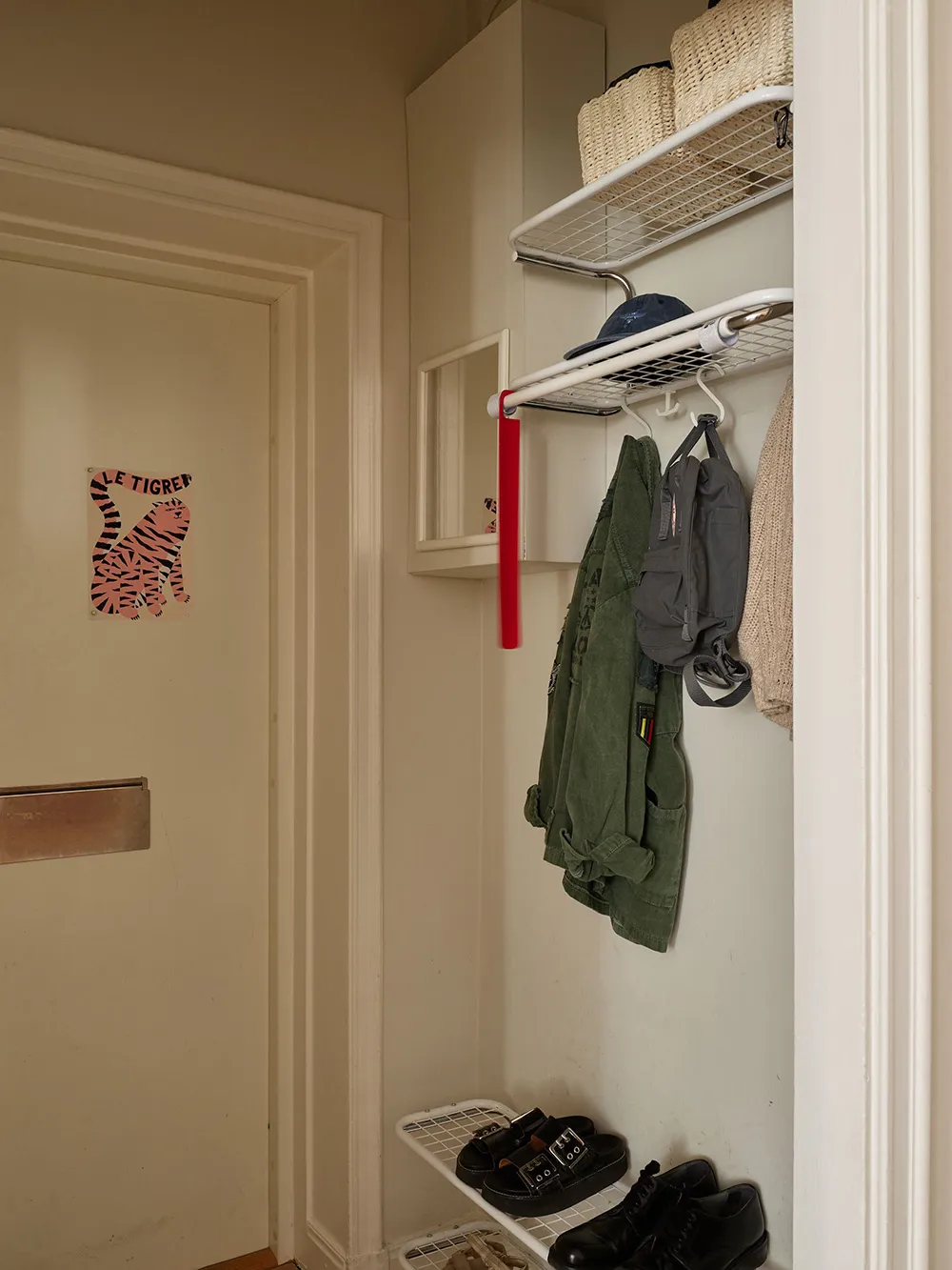 Темна меблі та червоні акценти в дизайні квартири в Стокгольмі (76 кв. м) - Gallery image 24