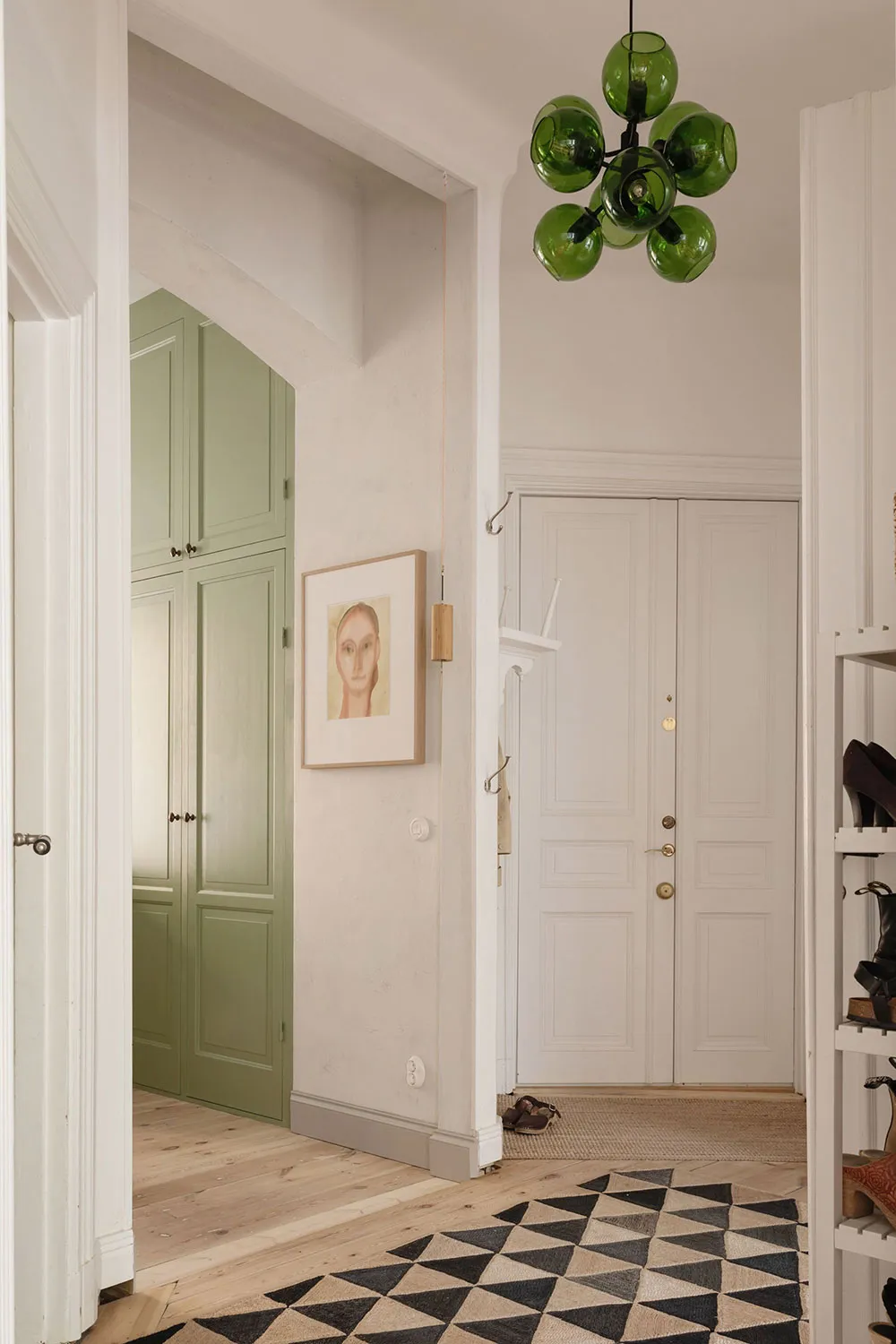 ऊंची छतें, मोल्डिंग्स एवं पुराने ढंग की फर्नीचर: स्टॉकहोम में एक शानदार अपार्टमेंट - Gallery image 20