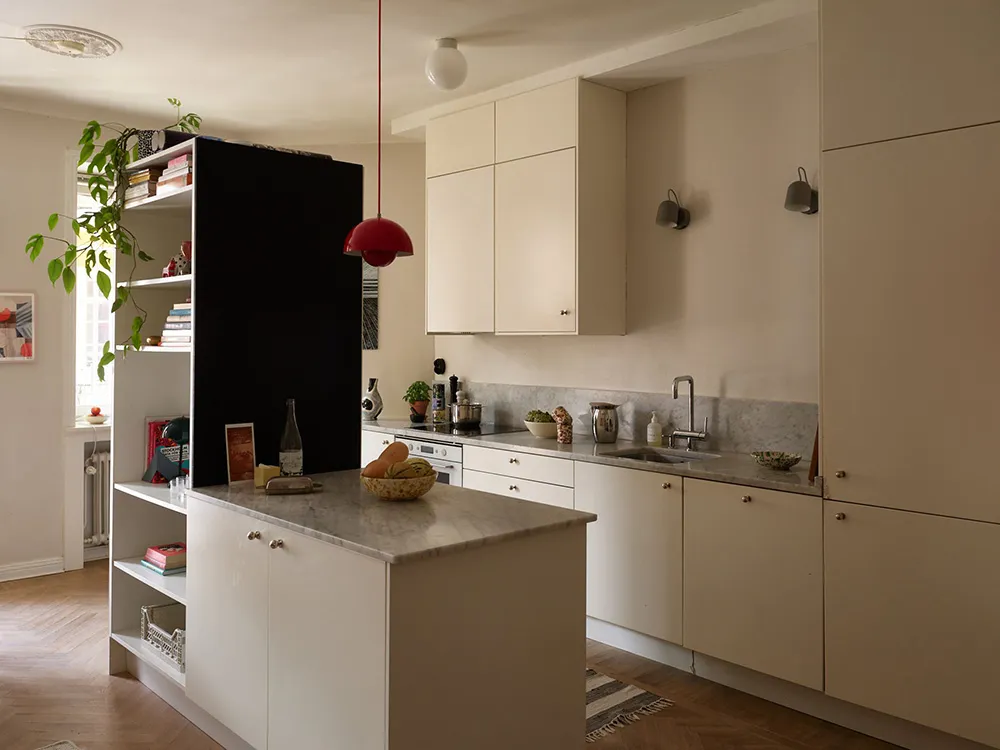 Темна меблі та червоні акценти в дизайні квартири в Стокгольмі (76 кв. м) - Gallery image 9