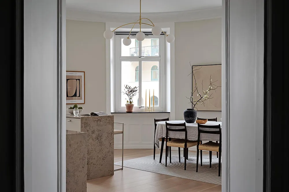 Blauer Decken in Wohnzimmer und stilvolle Details: Ruhiges Interieur in Goteborg (71 qm) - Gallery image 25