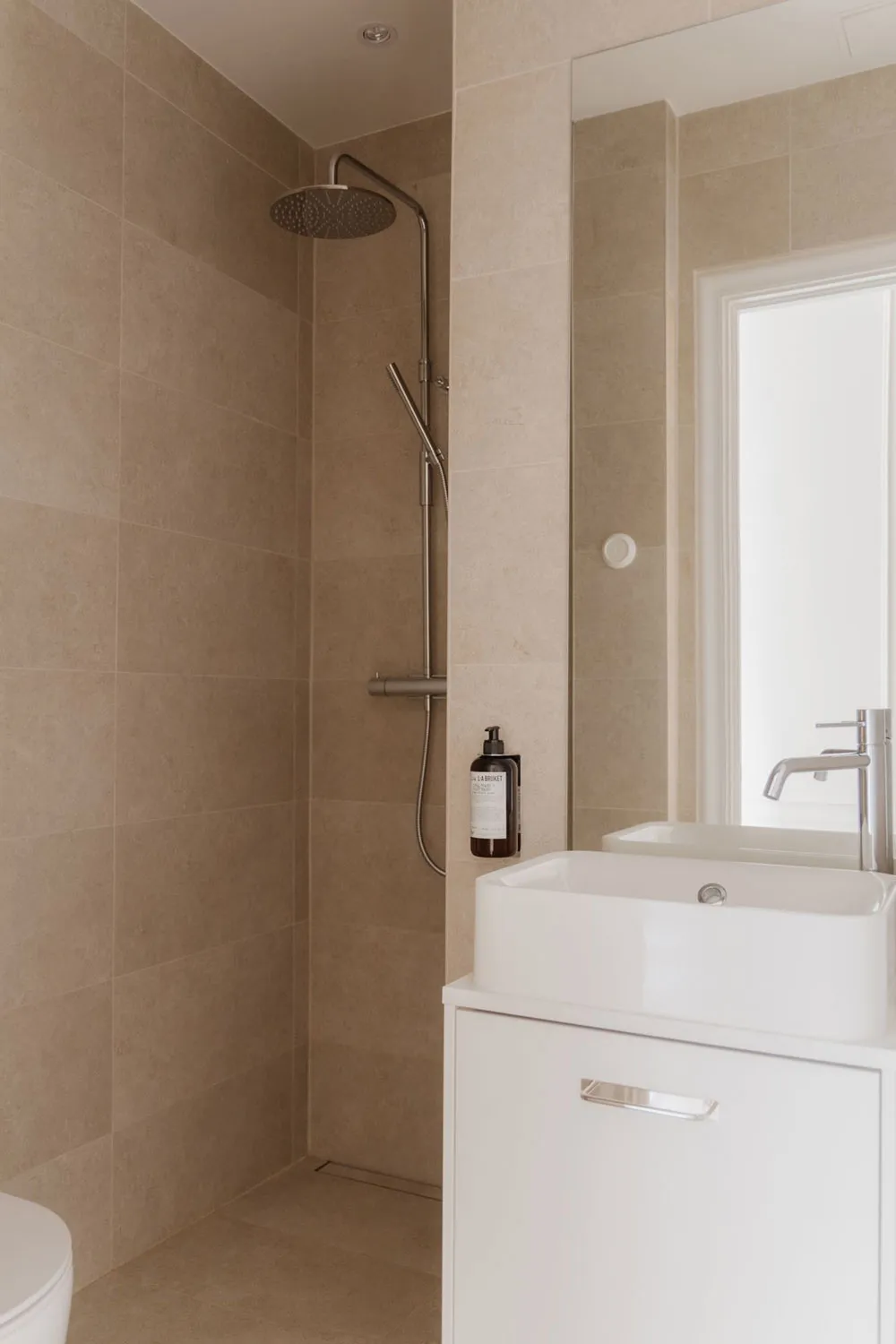 Miękki monochromatyczny wnętrze małego mieszkania w Stokholmie (38 m²) - Gallery image 12