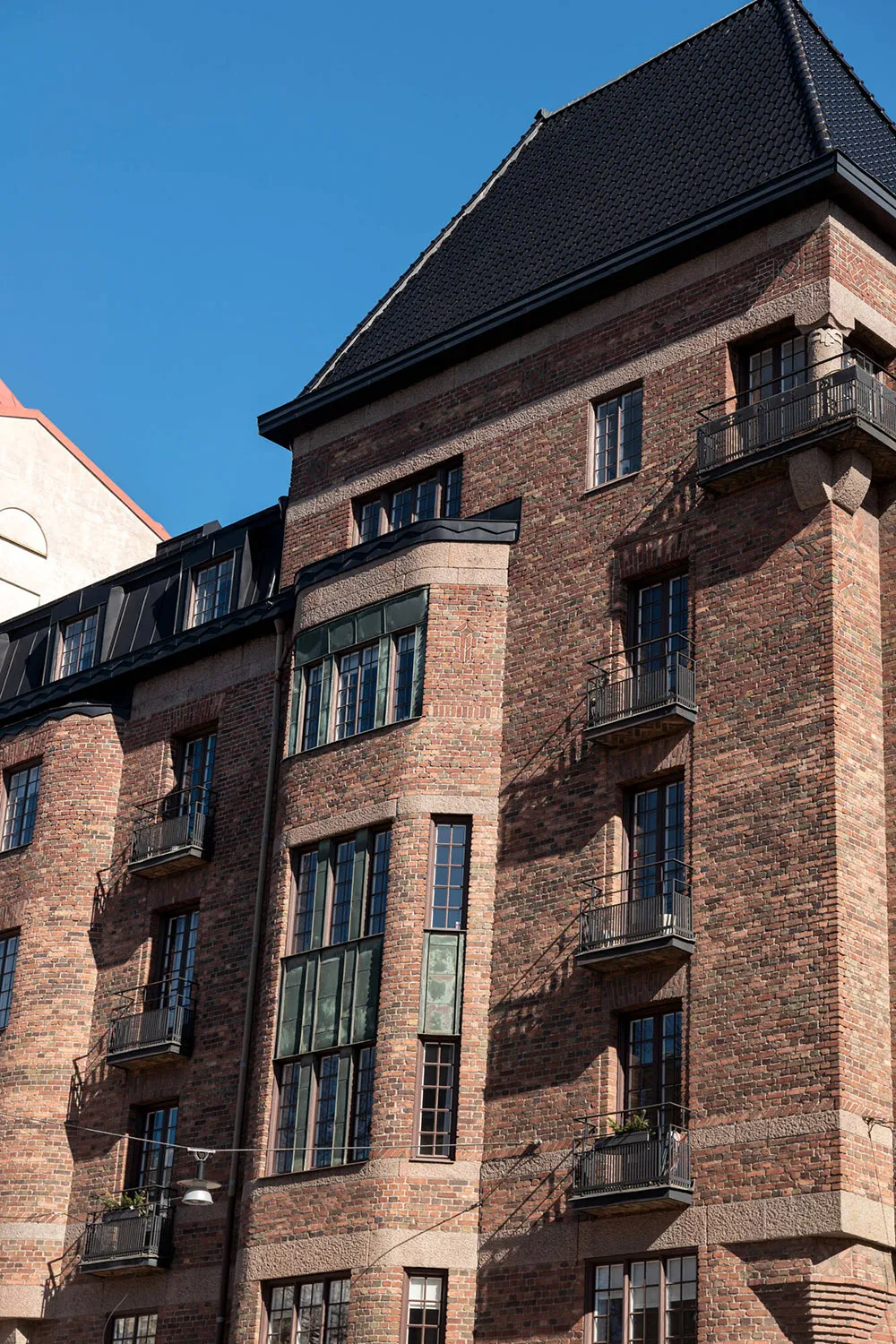 Уютный скандинавский интерьер с обилием предметов декора (101 кв. м) - Gallery image 27