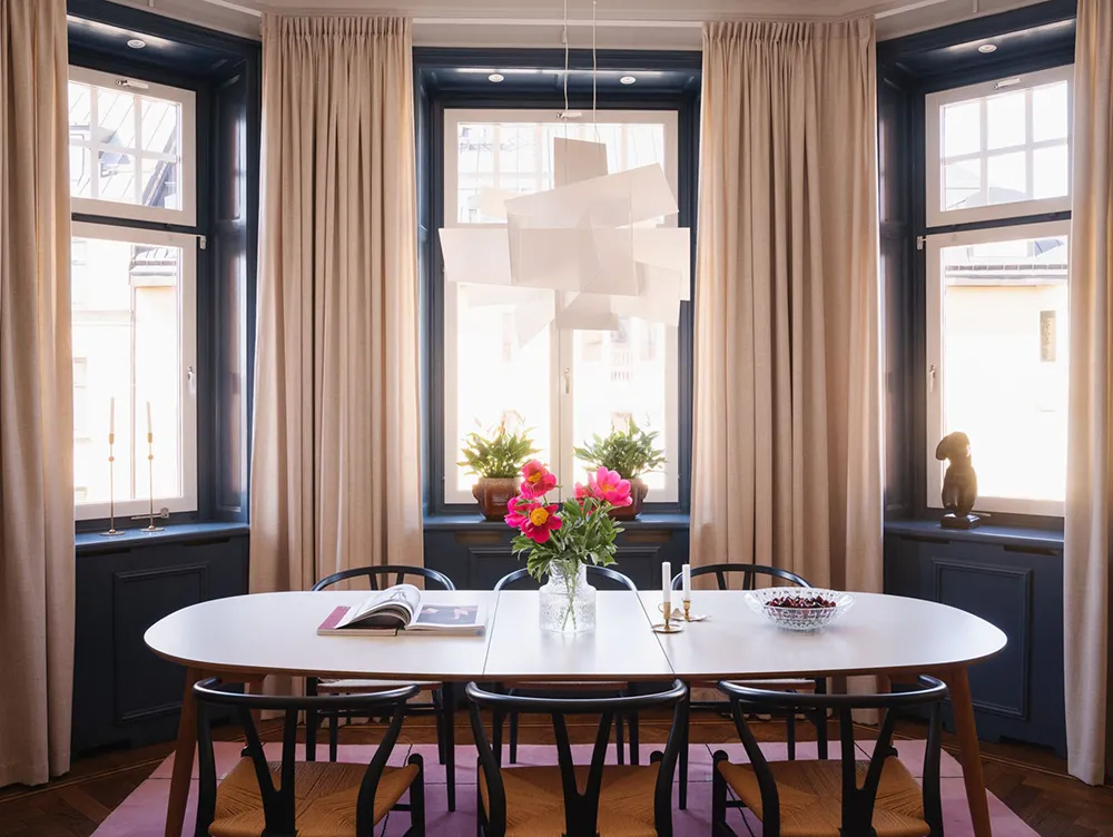 Ефектні стінні панелі та сучасне мистецтво в дизайні квартири в Стокгольмі - Gallery image 2