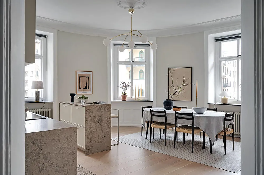 Blauer Decken in Wohnzimmer und stilvolle Details: Ruhiges Interieur in Goteborg (71 qm) - Gallery image 8