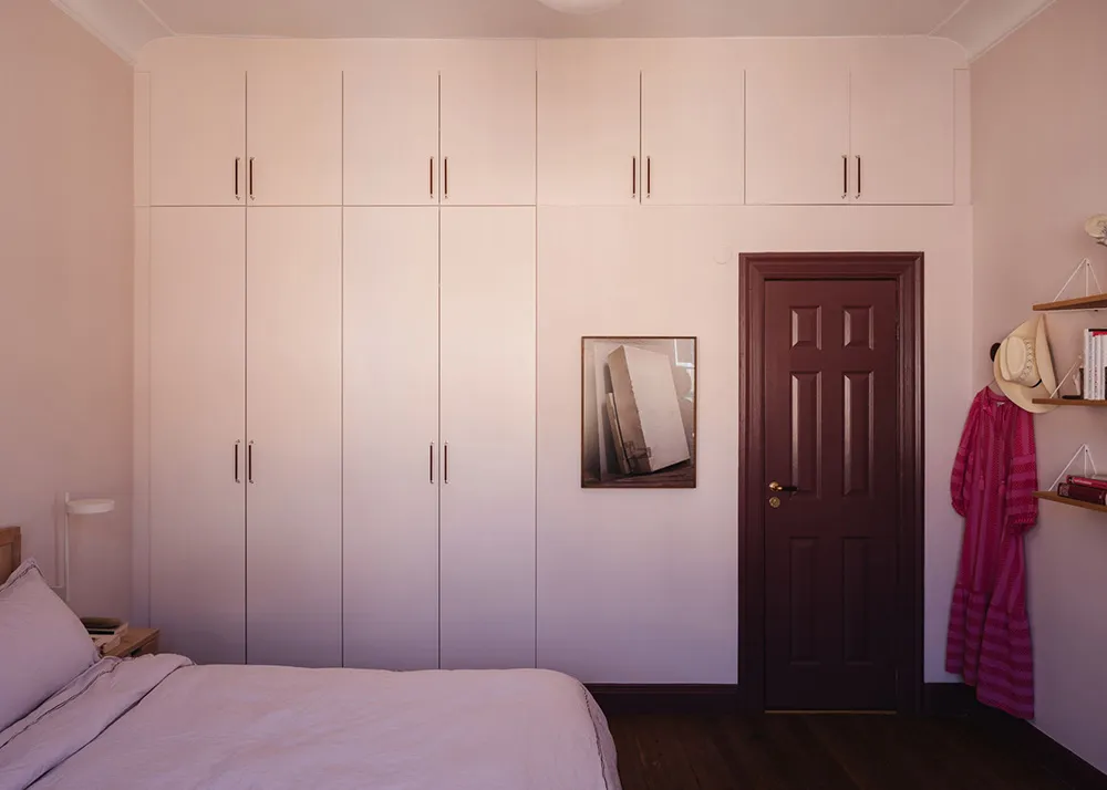 Ефектні стінні панелі та сучасне мистецтво в дизайні квартири в Стокгольмі - Gallery image 18