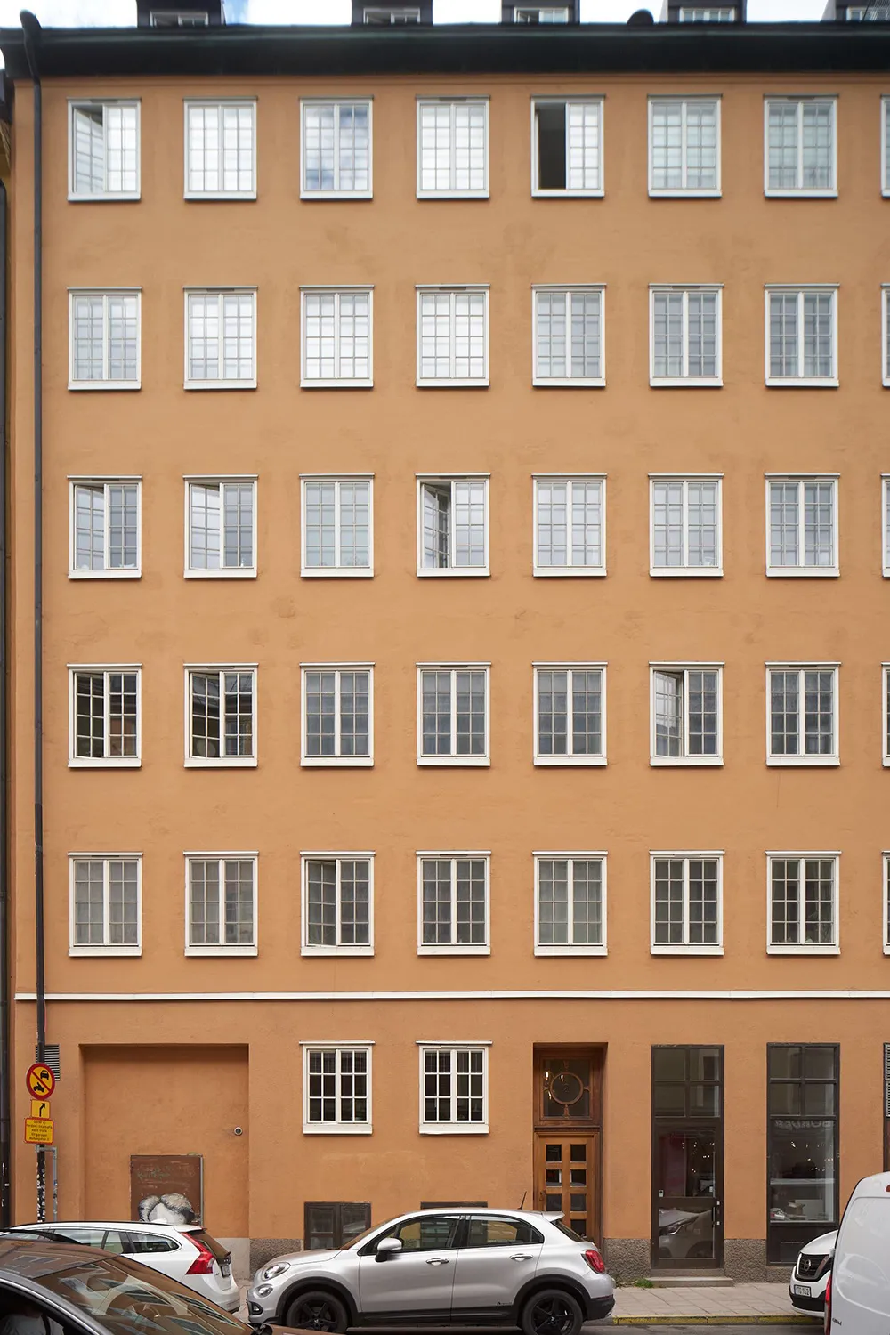 Темна меблі та червоні акценти в дизайні квартири в Стокгольмі (76 кв. м) - Gallery image 25