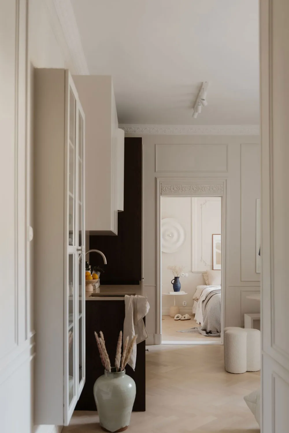 Miękki monochromatyczny wnętrze małego mieszkania w Stokholmie (38 m²) - Gallery image 5