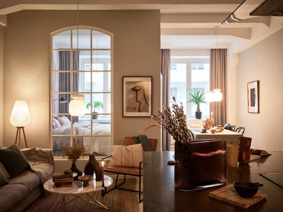 Intérieur scandinave cosy dans une lumière de soirée agréable - Gallery image 4