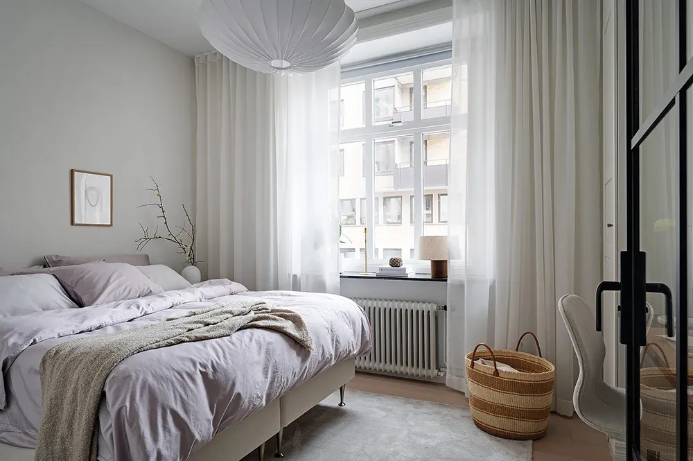 Blauer Decken in Wohnzimmer und stilvolle Details: Ruhiges Interieur in Goteborg (71 qm) - Gallery image 19