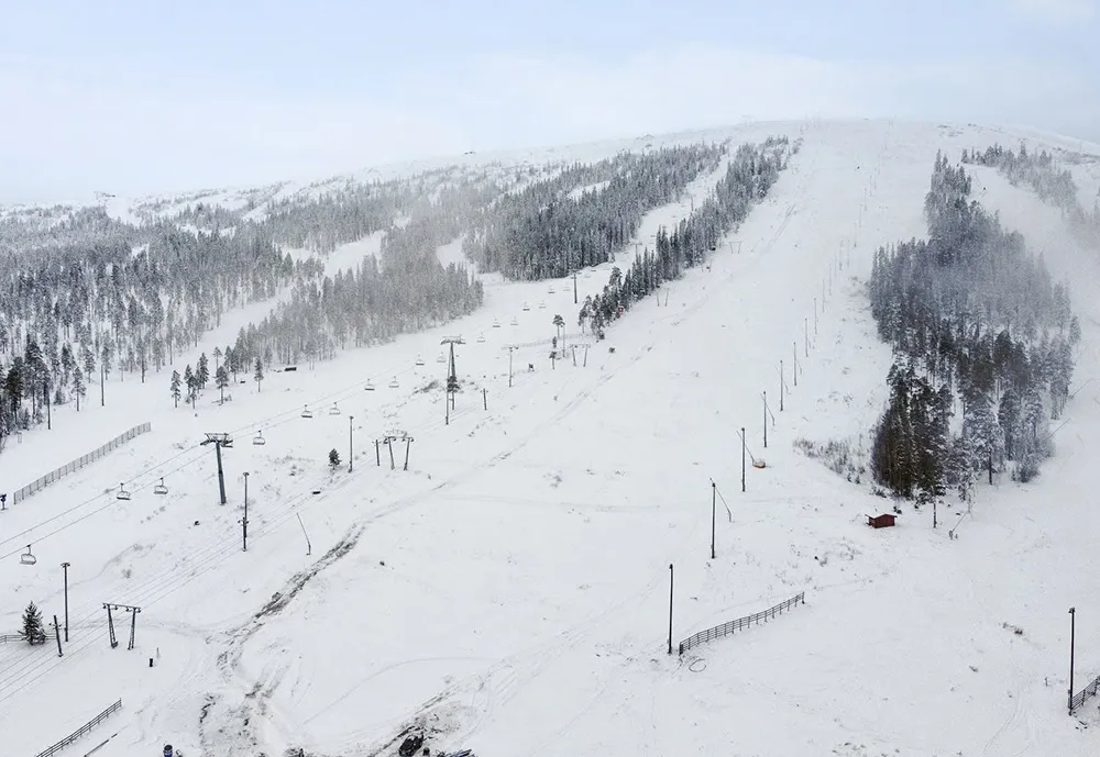 Dark Outside and Inside: Modern Scandinavian Cottage in Nature - Gallery image 17