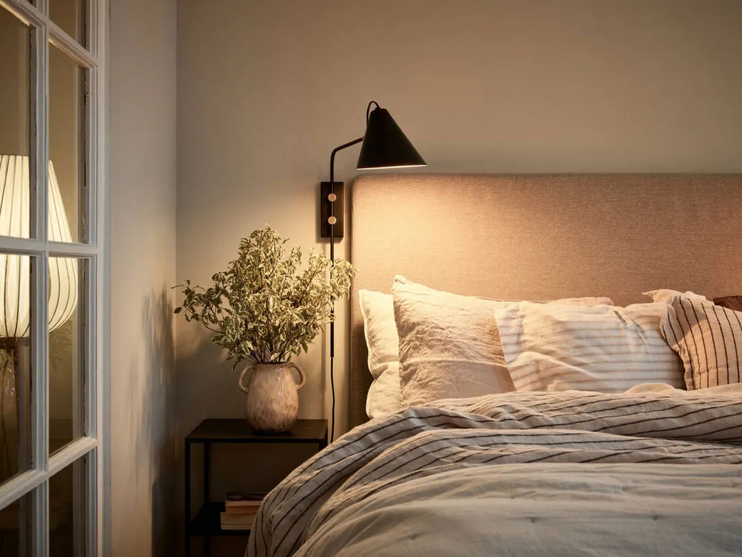 Intérieur scandinave cosy dans une lumière de soirée agréable - Gallery image 16