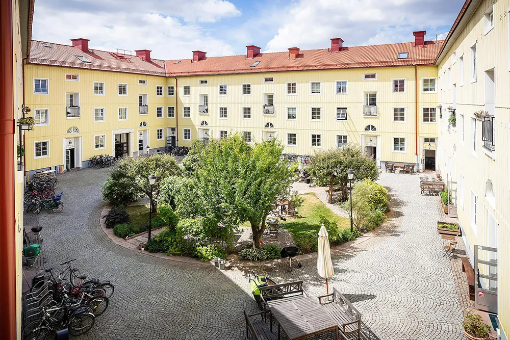 Paredes de ladrillo y cocina para fiestas: una vivienda inusual en Suecia - Gallery image 30