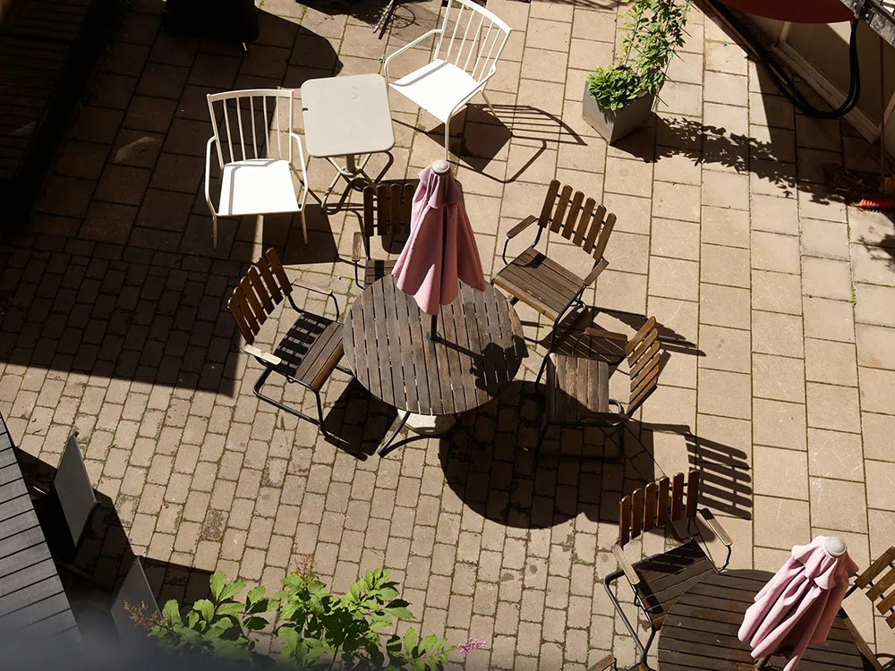 Темна меблі та червоні акценти в дизайні квартири в Стокгольмі (76 кв. м) - Gallery image 8