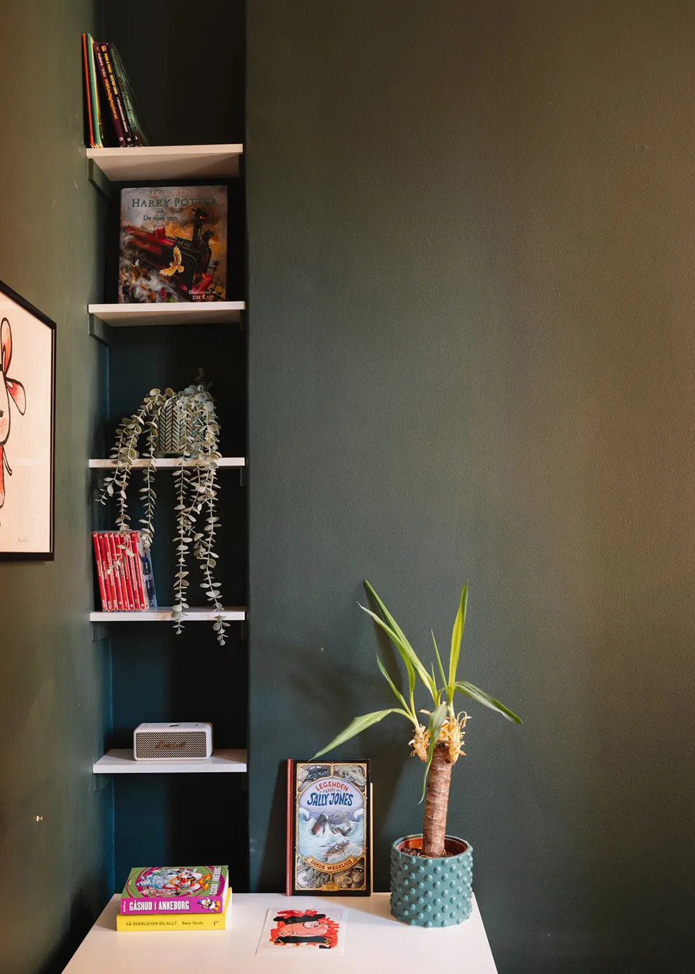 Ефектні стінні панелі та сучасне мистецтво в дизайні квартири в Стокгольмі - Gallery image 33