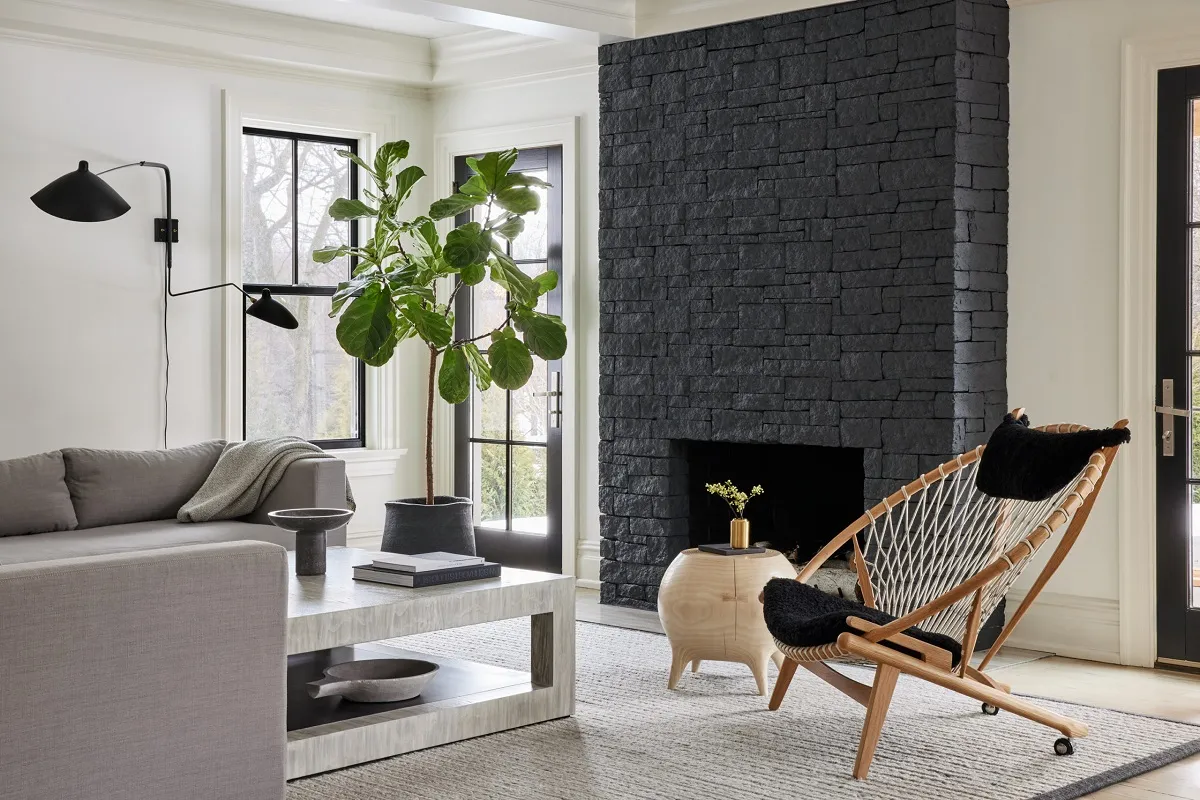 Mélange élégant de noir et blanc : un intérieur beau dans l'État du Connecticut - Gallery image 7