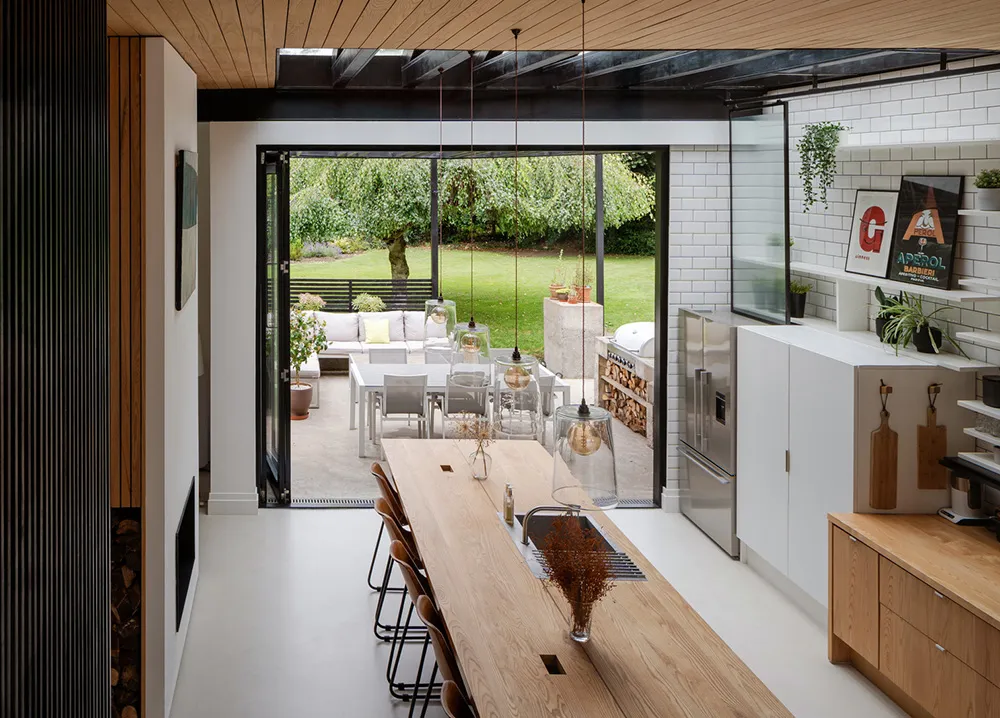 Elemente des Industriestils im Design eines hellen modernen Hauses in England - Gallery image 17