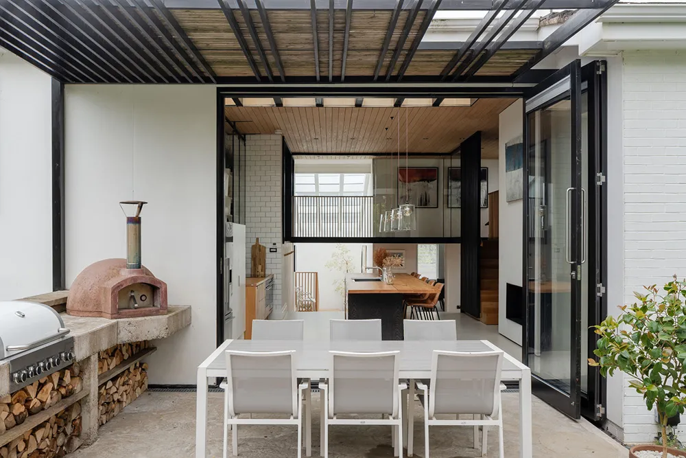 Elemente des Industriestils im Design eines hellen modernen Hauses in England - Gallery image 4