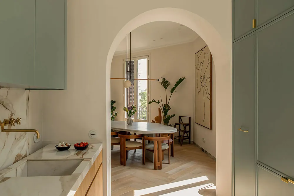 Arches and Organic Forms: Light and Cozy Interior in Madrid - Gallery image 3
