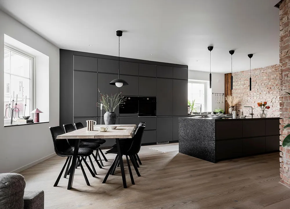 Paredes de ladrillo y cocina para fiestas: una vivienda inusual en Suecia - Gallery image 2