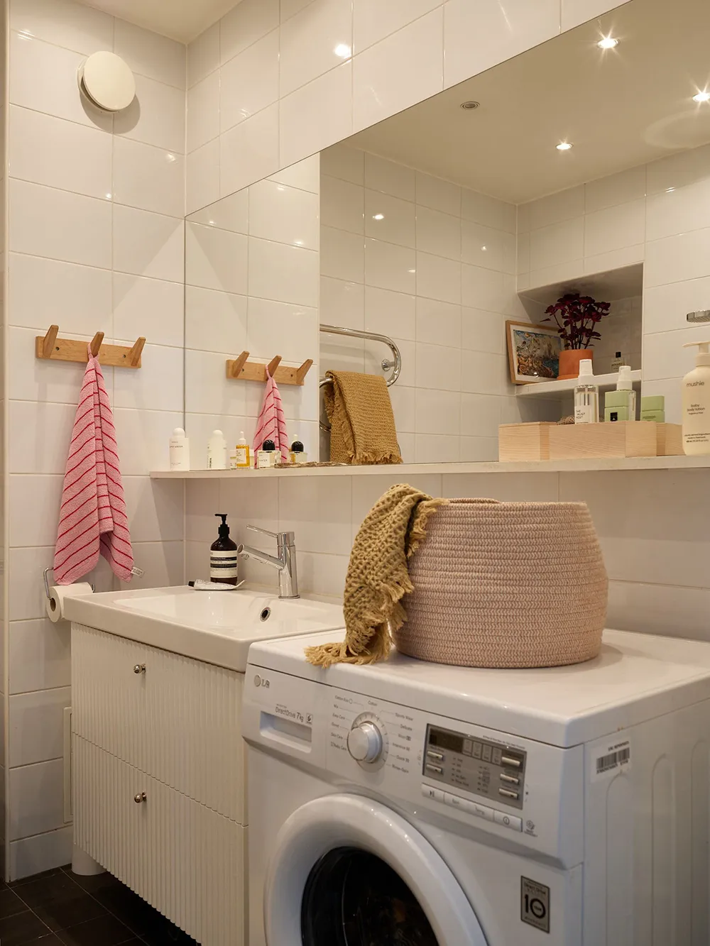 Темна меблі та червоні акценти в дизайні квартири в Стокгольмі (76 кв. м) - Gallery image 22