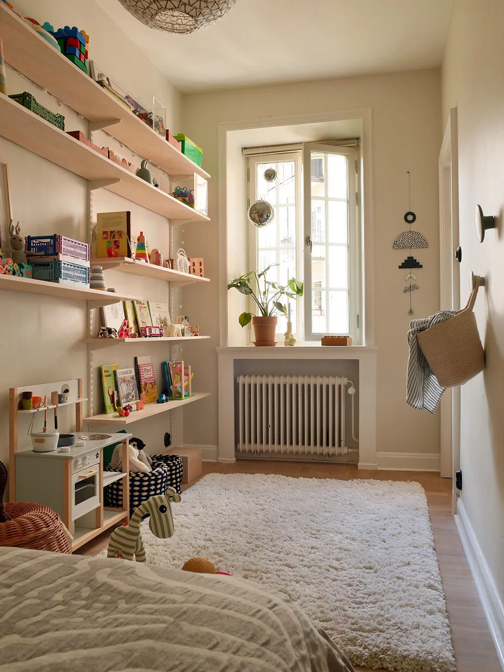 Темна меблі та червоні акценти в дизайні квартири в Стокгольмі (76 кв. м) - Gallery image 19