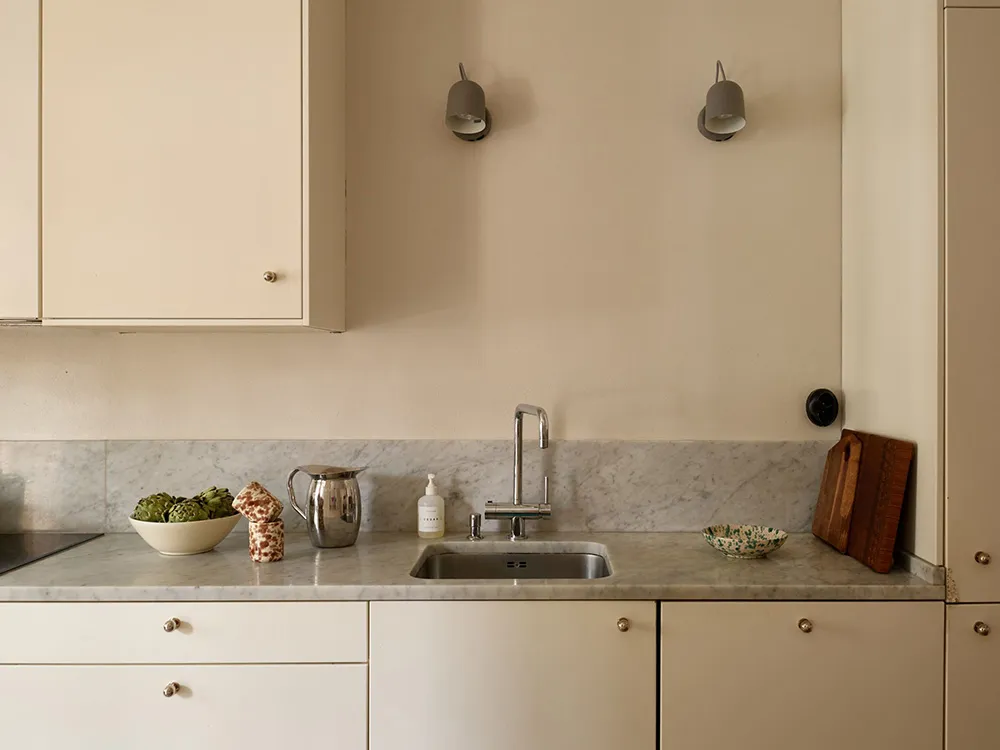 Темна меблі та червоні акценти в дизайні квартири в Стокгольмі (76 кв. м) - Gallery image 11