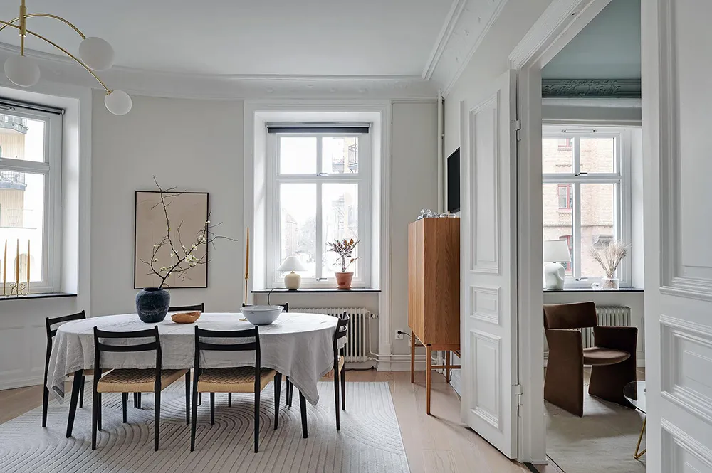 Blauer Decken in Wohnzimmer und stilvolle Details: Ruhiges Interieur in Goteborg (71 qm) - Gallery image 7