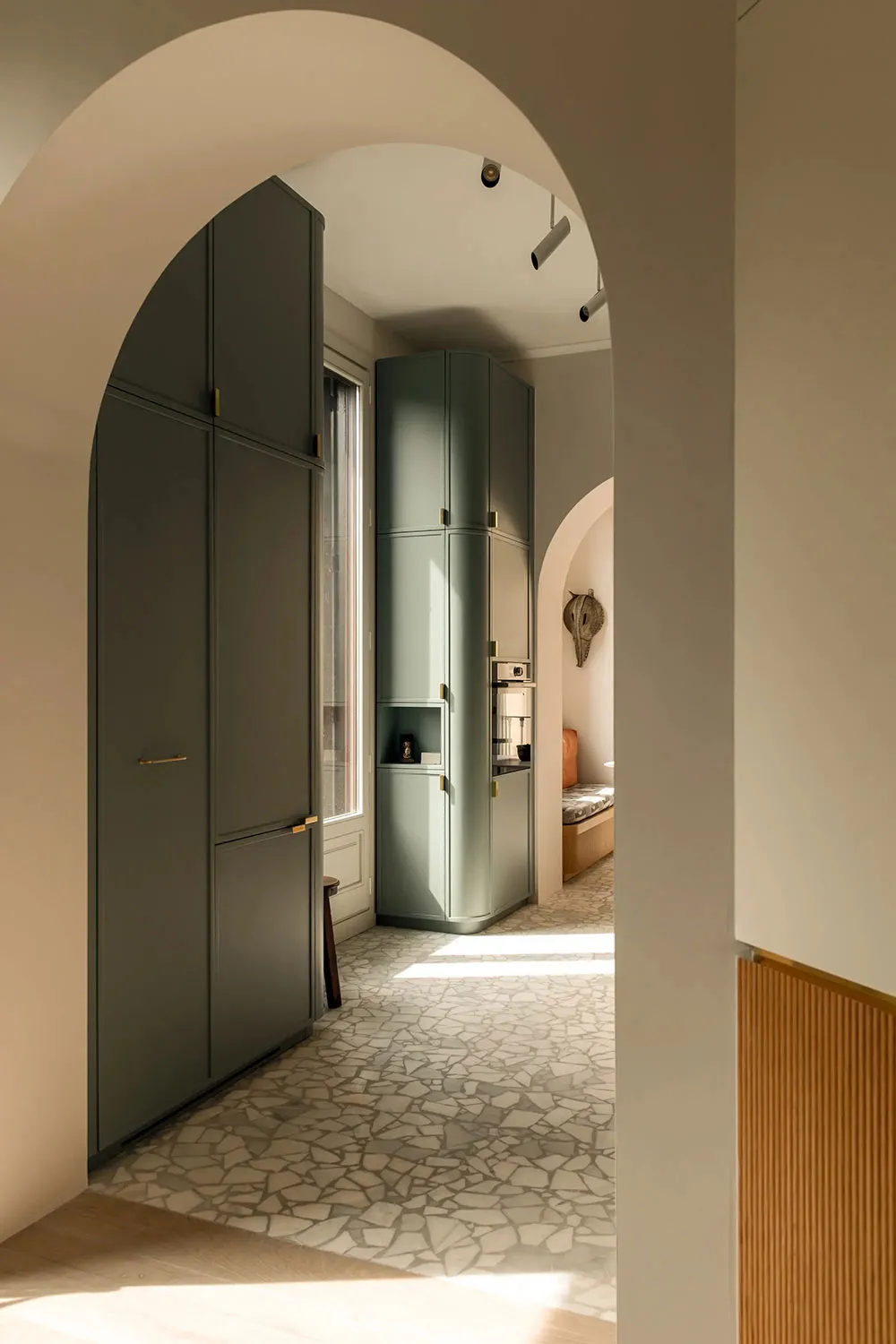 Arches and Organic Forms: Light and Cozy Interior in Madrid - Gallery image 4