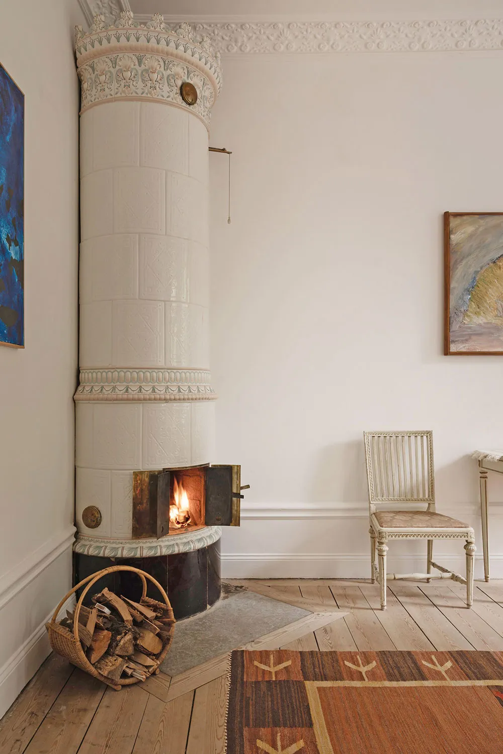 ऊंची छतें, मोल्डिंग्स एवं पुराने ढंग की फर्नीचर: स्टॉकहोम में एक शानदार अपार्टमेंट - Gallery image 12