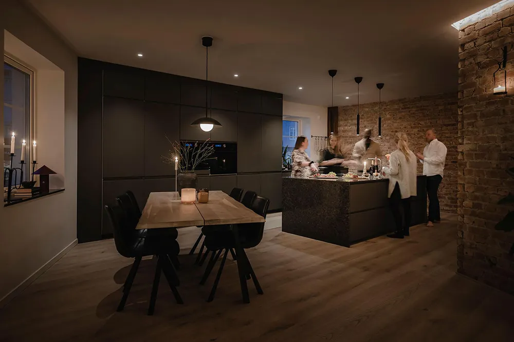 Paredes de ladrillo y cocina para fiestas: una vivienda inusual en Suecia - Gallery image 32