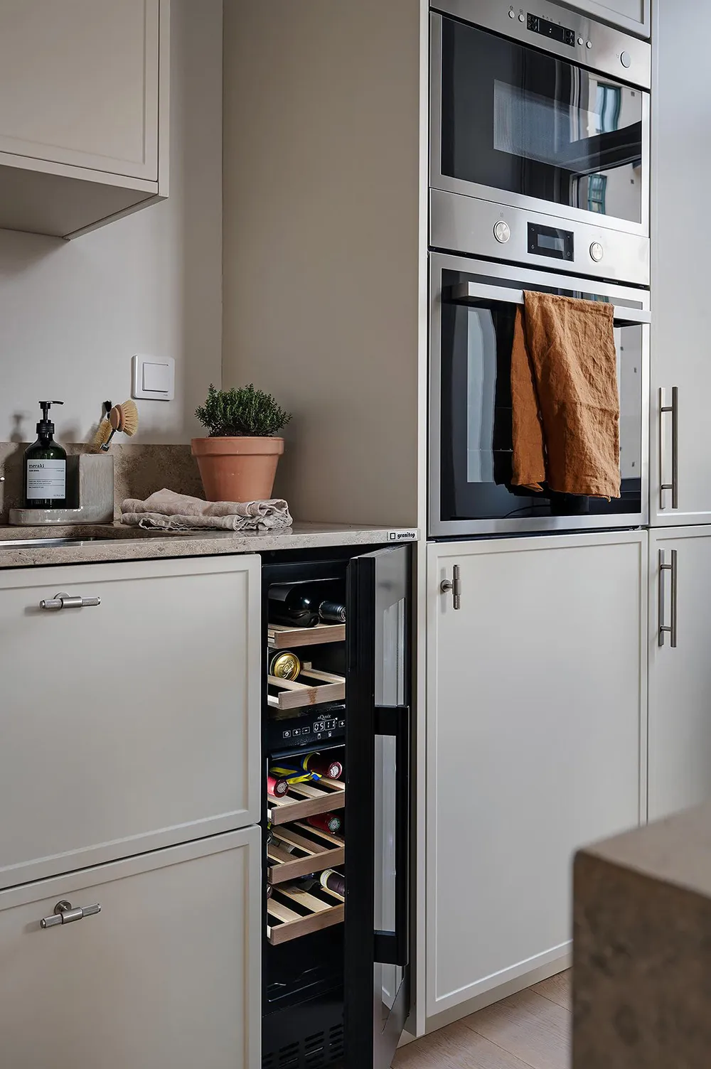 Blauer Decken in Wohnzimmer und stilvolle Details: Ruhiges Interieur in Goteborg (71 qm) - Gallery image 10