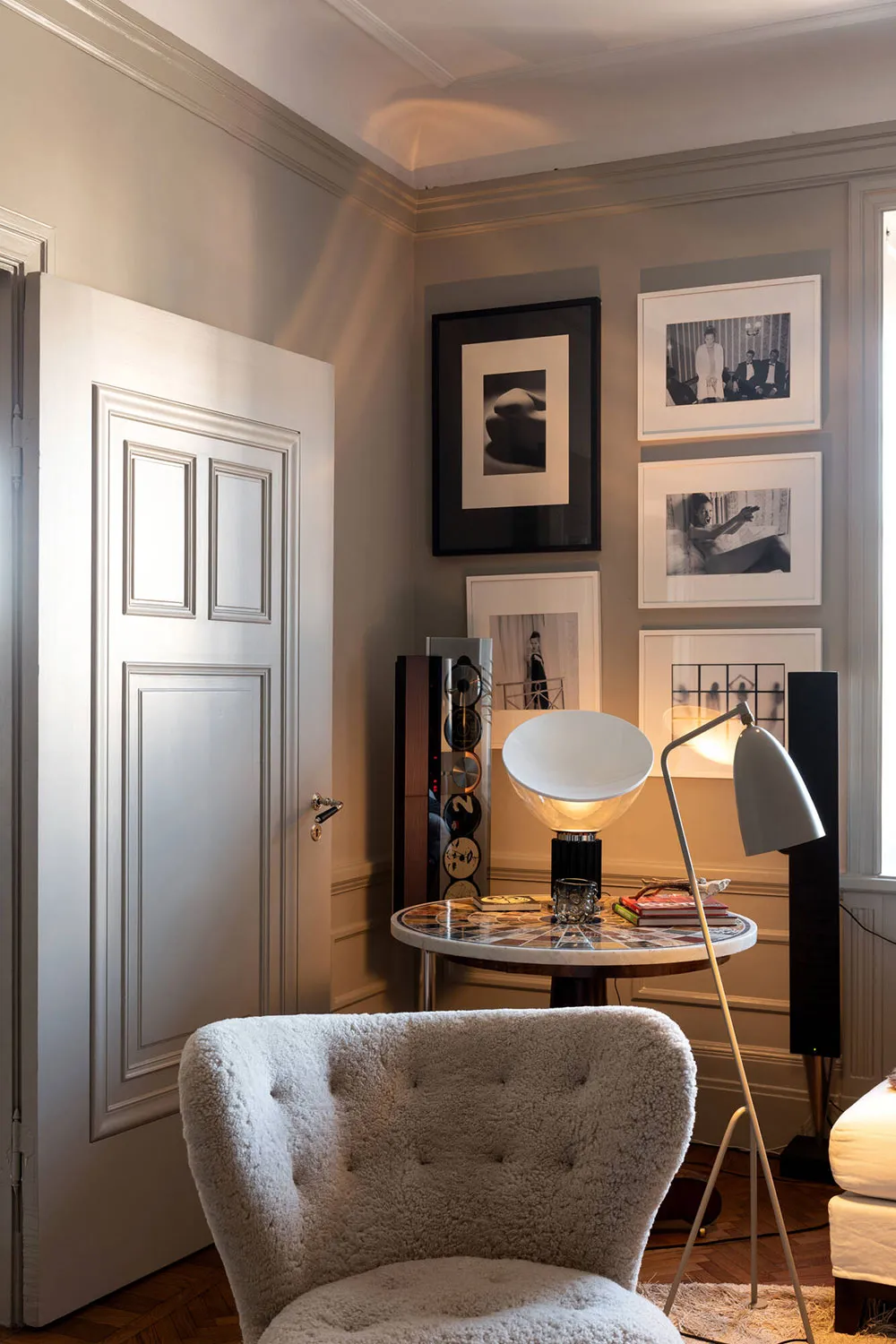 Уютный скандинавский интерьер с обилием предметов декора (101 кв. м) - Gallery image 9