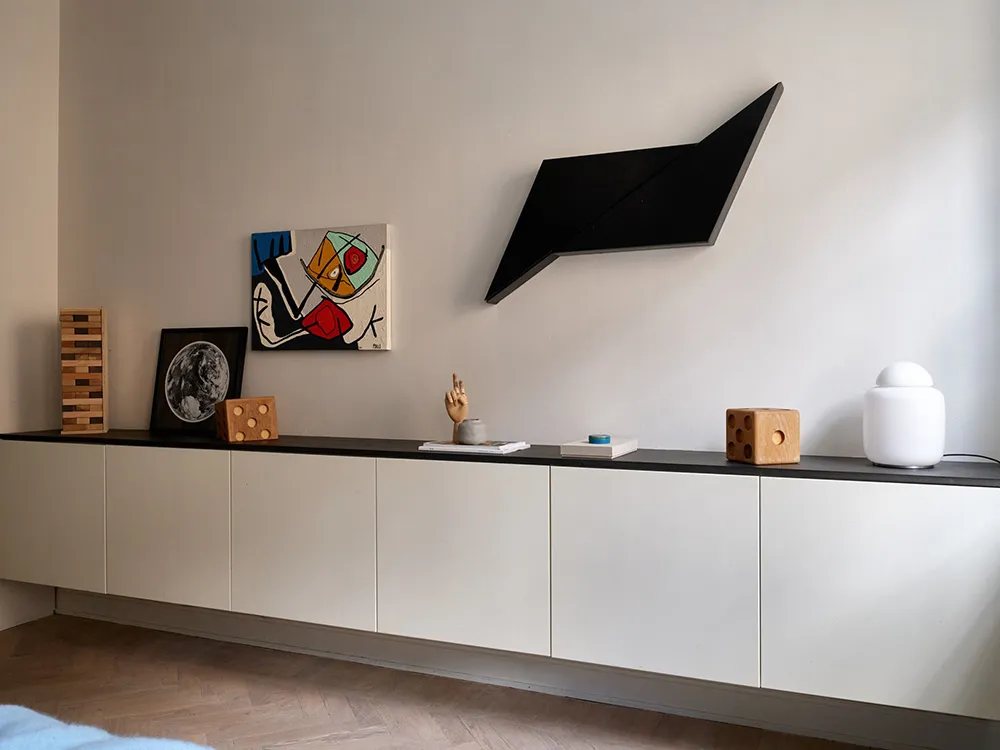 Темна меблі та червоні акценти в дизайні квартири в Стокгольмі (76 кв. м) - Gallery image 21