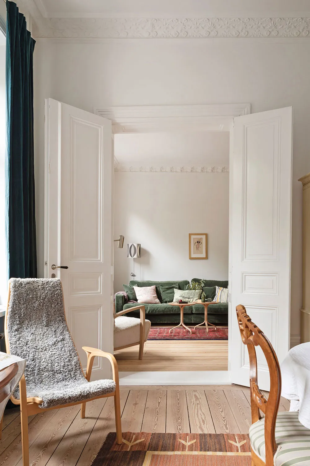 ऊंची छतें, मोल्डिंग्स एवं पुराने ढंग की फर्नीचर: स्टॉकहोम में एक शानदार अपार्टमेंट - Gallery image 9