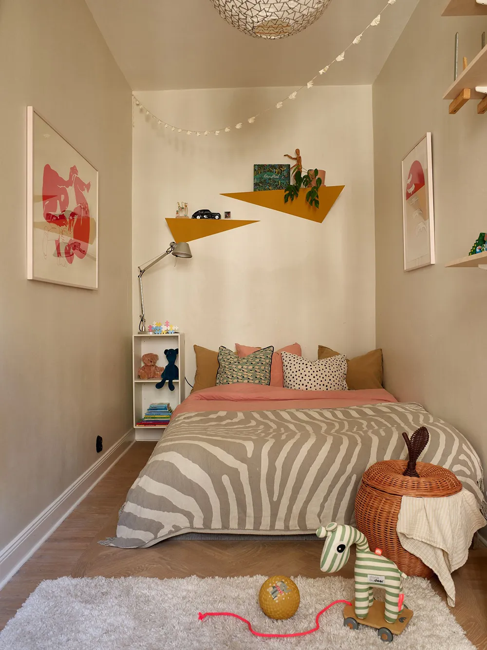 Темна меблі та червоні акценти в дизайні квартири в Стокгольмі (76 кв. м) - Gallery image 20