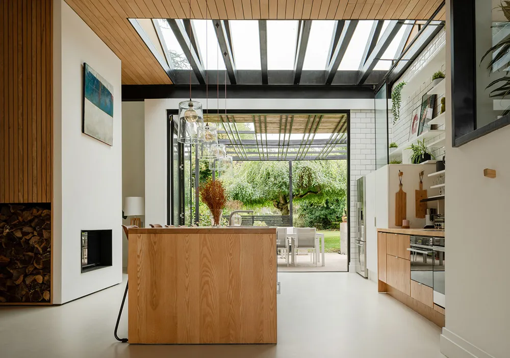 Elemente des Industriestils im Design eines hellen modernen Hauses in England - Gallery image 3