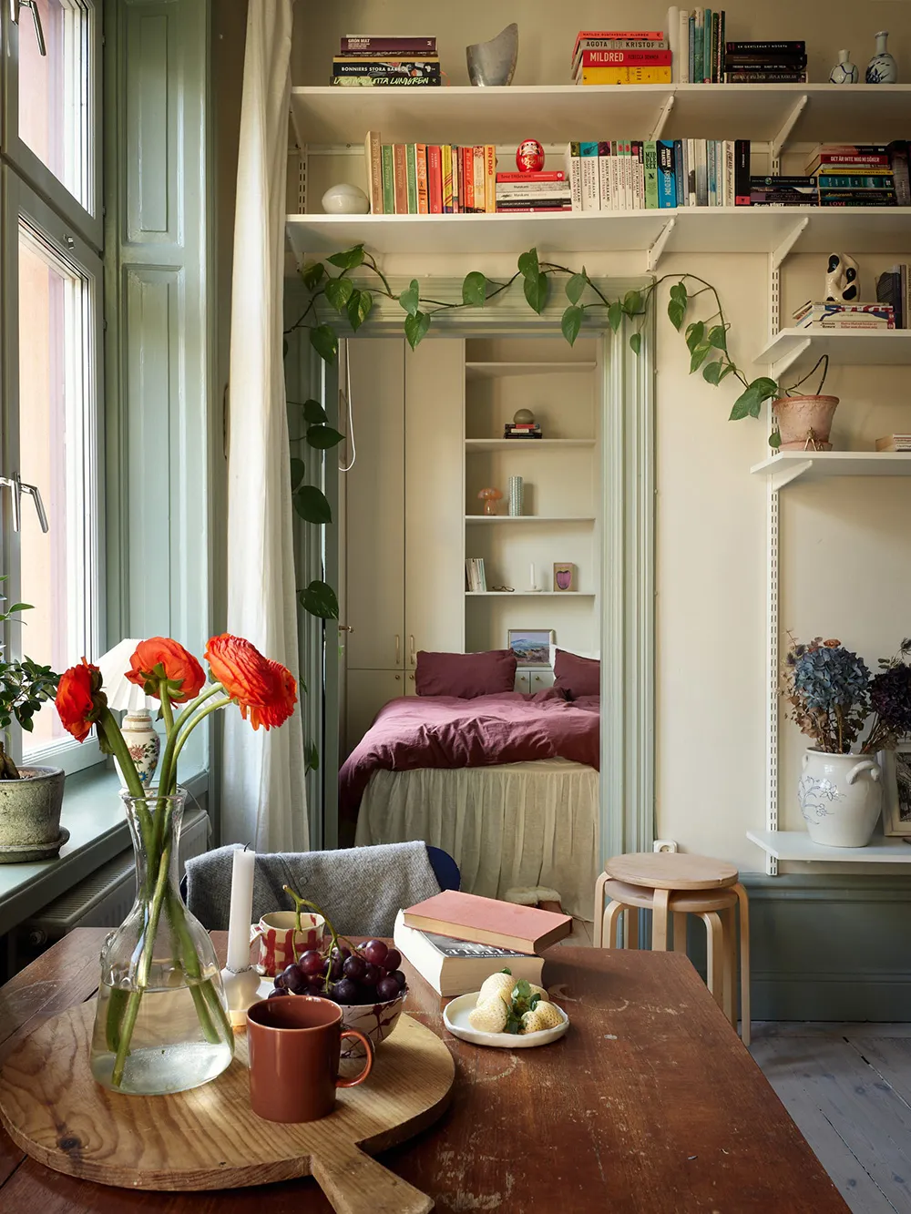 Petite appartement suédois avec des accents olivâtres (41 m²) - Gallery image 1